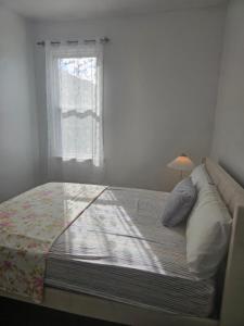 Ένα ή περισσότερα κρεβάτια σε δωμάτιο στο Cozy Getaway 4