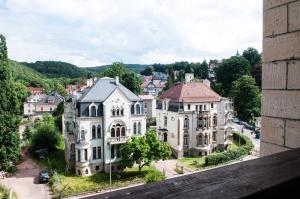 un'immagine di una grande villa in una città di Beletage (Villa) a Eisenach