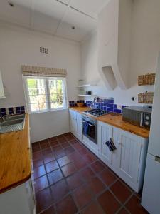 Køkken eller tekøkken på Mountain-side Cottage with Breathtaking Sea View