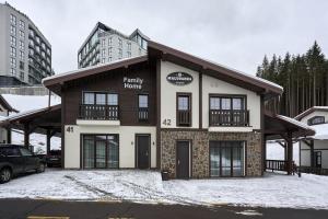 布克维Mal'ovanka的酒店前的雪地建筑