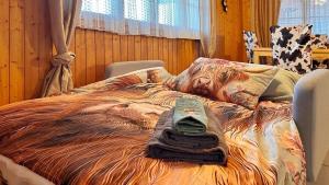 Postel nebo postele na pokoji v ubytování Gemütliche 2-Zimmer Wohnung mir Bergblick