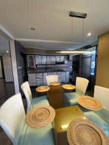 a dining room with a table and chairs and a kitchen at Mi refugio chiquinquireño in Chiquinquirá