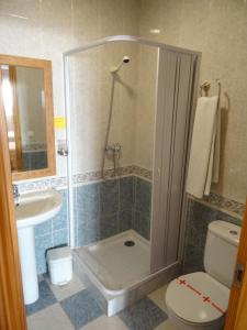 Un baño con ducha, inodoro y lavabo. en Hotel Mesón el Castillo, en Bañeres de Mariola 62 fotos más