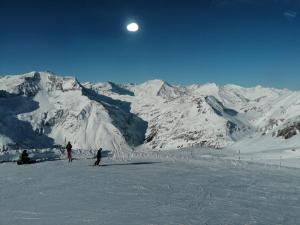 a group of people skiing down a snow covered mountain at Springhouse in Bad Gastein