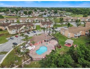 Cozy and Spacious Apartment near Disney Kissimmee في كيسيمي: اطلالة جوية على منزل مع مسبح