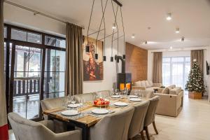 een eetkamer met een tafel en stoelen bij Mal'ovanka in Boekovel