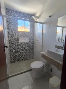 マカエにあるVaccani Apartのトイレ、洗面台、シャワー付きのバスルーム