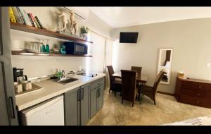 Η κουζίνα ή μικρή κουζίνα στο Mata Rocks Resort