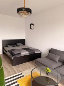 una sala de estar con una cama y un sofá en Rodin Residence-New Apartment with Self Check In, en Colentina