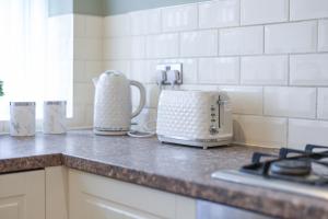 Il comprend une cuisine équipée d'un grille-pain. dans l'établissement Spacious 4 Bedroom House with Parking, à Lamesley