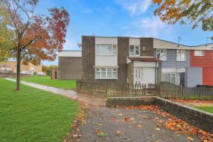 une maison avec une clôture devant une cour dans l'établissement Spacious 4 Bedroom House with Parking, à Lamesley