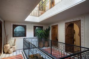 Una escalera en una casa con balcón en Riad Dar Lghizlane, en Marrakech