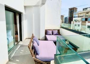 Μπαλκόνι ή βεράντα στο Urban Escape and Modern Comfort at Corniche