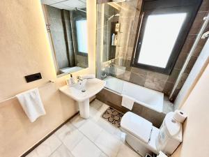 Ένα μπάνιο στο Urban Escape and Modern Comfort at Corniche +31 φωτογραφίες