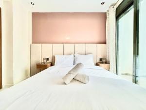 Ένα ή περισσότερα κρεβάτια σε δωμάτιο στο Urban Escape and Modern Comfort at Corniche