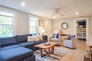 ヤーマスにあるMinutes to Nantucket Sound Beachesの青いソファとテーブルのあるリビングルーム