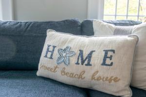 ヤーマスにあるMinutes to Nantucket Sound Beachesの青いソファと枕が私を本当にビーチハウスに感じさせる +22枚の写真