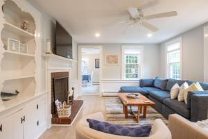 ヤーマスにあるMinutes to Nantucket Sound Beachesの青いソファと暖炉のあるリビングルーム