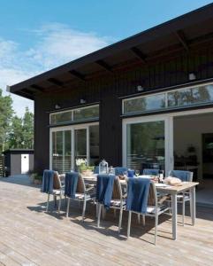 a patio with a table and chairs and a building at OGO730-Vikbolandet-Vaerldens-Aende-46 in Arkösund
