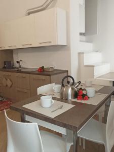 una cocina con mesa y hervidor de agua. en Miramare4, en Ceriale