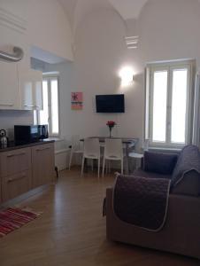 una sala de estar con un sofá y una mesa en Miramare4, en Ceriale 13 fotos más