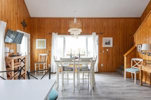 TV a/nebo společenská místnost v ubytování New Listing Steps from beach & sound access