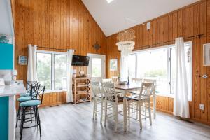 TV a/nebo společenská místnost v ubytování New Listing Steps from beach & sound access