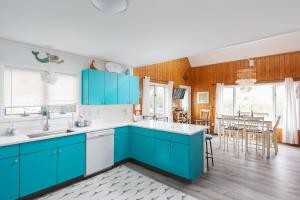 Kuchyň nebo kuchyňský kout v ubytování New Listing Steps from beach & sound access + 48 fotografií