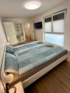 un dormitorio con una cama grande en una habitación en Modernes deluxe Apartment für 4 Pers in Kaarst Nähe Düsseldorf, en Kaarst