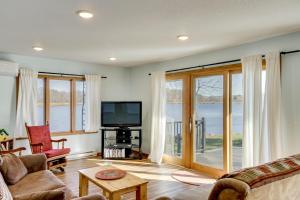 TV a/nebo společenská místnost v ubytování South Long Lake Home with Swim Area Pets Welcome!