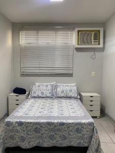 - une chambre avec un lit, deux commodes et une fenêtre dans l'établissement Suítes nas proximidades HB, HCM e Famerp, à Sao Jose do Rio Preto