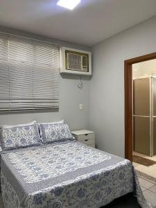une chambre avec un lit et une fenêtre dans l'établissement Suítes nas proximidades HB, HCM e Famerp, à Sao Jose do Rio Preto