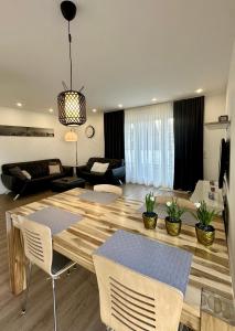 una sala de estar con una mesa y sillas en Modernes deluxe Apartment für 4 Pers in Kaarst Nähe Düsseldorf, en Kaarst