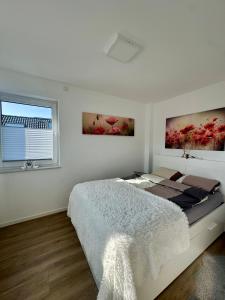 Una habitación blanca con una cama y una ventana en Modernes deluxe Apartment für 4 Pers in Kaarst Nähe Düsseldorf, en Kaarst
