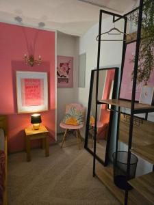a room with a shelf and a table and a chair at Hostel Bertha-Marie Flamingo Lounge in Greifswald
