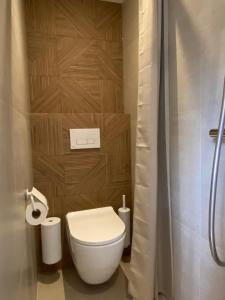 ein kleines Badezimmer mit Toilette und Dusche in der Unterkunft Cosy beach cottage in Zandvoort + 3 Fotos