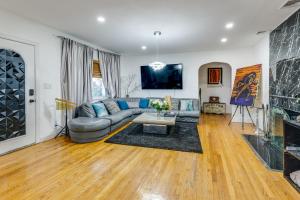 Χώρος καθιστικού στο 8 Mi to Jones Beach State Park! Cozy Home with Porch