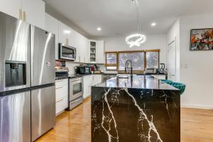 Η κουζίνα ή μικρή κουζίνα στο 8 Mi to Jones Beach State Park! Cozy Home with Porch