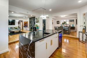 Η κουζίνα ή μικρή κουζίνα στο 8 Mi to Jones Beach State Park! Cozy Home with Porch +16 φωτογραφίες