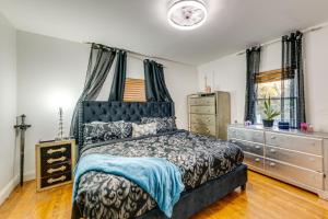 Ένα ή περισσότερα κρεβάτια σε δωμάτιο στο 8 Mi to Jones Beach State Park! Cozy Home with Porch