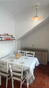 mesa de comedor con 2 sillas y mesa blanca en Casa Clemente en La Bombilla, en Los Llanos de Aridane