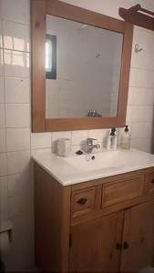 un baño con lavabo y espejo en Casa Clemente en La Bombilla, en Los Llanos de Aridane