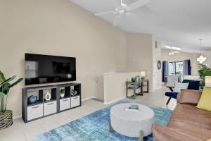 Μια τηλεόραση ή/και κέντρο ψυχαγωγίας στο MidCentury Modern Townhome in Topsail!