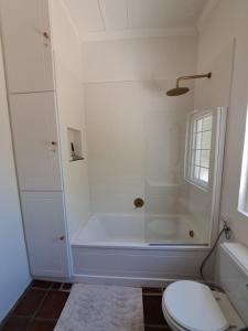 Et badeværelse på Mountain-side Cottage with Breathtaking Sea View + 20 billeder