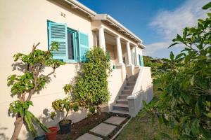 En have udenfor Mountain-side Cottage with Breathtaking Sea View