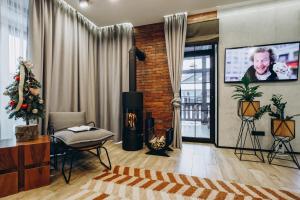 een woonkamer met een open haard en een kerstboom bij Die SONNE in Boekovel