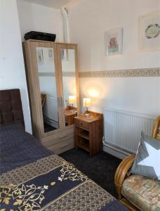 Imagen de la galería de Double Room with TV Leicester City Vacations Long & Short stays in lovely shared home, en Leicester 10 fotos más