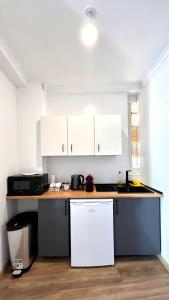 Η κουζίνα ή μικρή κουζίνα στο INT Lisbon Suites