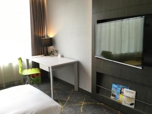 A bed or beds in a room at The Cityview - Chinese YMCA of Hong Kong