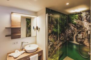 Un baño con lavabo y ducha en Ur-Genuss, en Heiterwang 67 fotos más